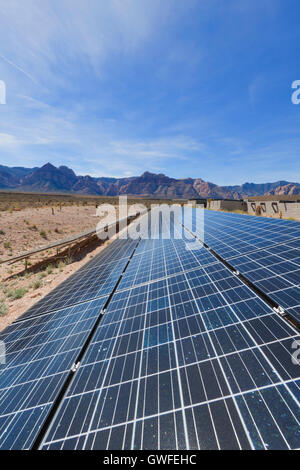 Afficher des panneaux solaires dans le désert de Mojave. Banque D'Images