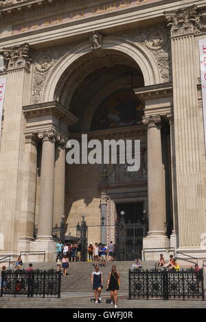 Entrée principale de la basilique Saint-Etienne, conçu par Jozsef Hild, Budapest, Hongrie Banque D'Images