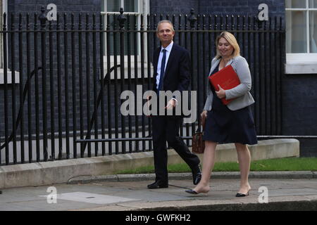 Leader de la Chambre des communes et la Culture David Lidington Secrétaire Karen Bradley arrivant à Downing Street, Londres, pour une réunion du Cabinet. Banque D'Images