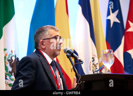 San Jose, Costa Rica. 12 Sep, 2016. Mario Cimoli, directeur de la Division de la production, de la productivité et de la gestion de la Commission économique des Nations Unies pour l'Amérique latine et les Caraïbes (CEPALC), traite de l'ouverture de la deuxième session de la Conférence de la CEPALC sur la science, l'Innovation et Technologies de l'information et de communication à San Jose, Costa Rica, le 12 septembre 2016. © Kent Gilbert/Xinhua/Alamy Live News Banque D'Images