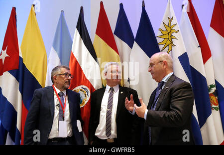 San Jose, Costa Rica. 12 Sep, 2016. (L-R) Directeur de la Division de la production, de la productivité et de la gestion de la Commission économique des Nations Unies pour l'Amérique latine et les Caraïbes (CEPALC) Mario Cimoli, Ministre de la science, de la technologie et des télécommunications du Costa Rica Marcelo Jenkins et président de la Fédération internationale pour le traitement de l'information Leon Strous assister à l'ouverture de la deuxième session de la Conférence de la CEPALC sur la science, l'Innovation et Technologies de l'information et de communication à San Jose, Costa Rica, le 12 septembre 2016. © Kent Gilbert/Xinhua/Alamy Live News Banque D'Images