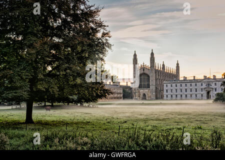 King's College, Cambridge, UK, 13 septembre 2016. La brume flotte dans l'air et de l'ensemble des pelouses de la King's College de Cambridge, au Royaume-Uni, à l'aube sur l'une des plus chaudes journées de septembre au Royaume-Uni sur l'enregistrement. La température dans le sud-est de l'Angleterre devraient atteindre plus de 30 degrés centigrades dans une vague de début d'automne. Credit : Julian Eales/Alamy Live News Banque D'Images