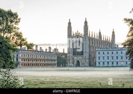 King's College, Cambridge, UK, 13 septembre 2016. La brume flotte dans l'air et de l'ensemble des pelouses de la King's College de Cambridge, au Royaume-Uni, à l'aube sur l'une des plus chaudes journées de septembre au Royaume-Uni sur l'enregistrement. La température dans le sud-est de l'Angleterre devraient atteindre plus de 30 degrés centigrades dans une vague de début d'automne. Credit : Julian Eales/Alamy Live News Banque D'Images