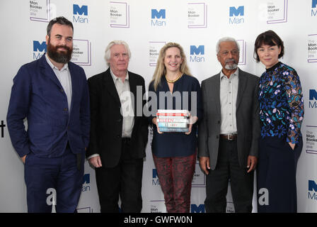 Londres, Royaume-Uni. 13 Septembre, 2016. Le prix Man Booker 2016 Juges - Jon Day, David Harsent, Dr Amanda Foreman (Président) Abdulrazak Gurnah et Olivia Williamsn (l à r) : Crédit Dinendra Haria/Alamy Live News Banque D'Images