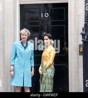 Londres, Royaume-Uni. 13 Septembre, 2016.Conseiller d'Etat Aung San Suu Kyi du Myanmar visites Premier ministre Theresa peut, à Downing Street, London Crédit : Ian Davidson/Alamy Live News Banque D'Images