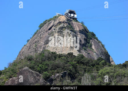 Rio de Janeiro, Brésil, 12 Septembre, 2016 : vue sur le Pain de Sucre à Rio de Janeiro en ciel bleu 24. Le printemps se rapproche et la météo à Rio de Janeiro commence à se réchauffer. Sur un après-midi chaud et ensoleillé, les gens se passionnent pour quitter la maison pour profiter de la beauté naturelle de la ville. Banque D'Images