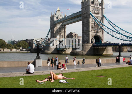 Londres, Royaume-Uni. 13 Sep, 2016. Les gens profiter du soleil sur London Riverside que Londres et la Grande-Bretagne devrait être dans une vague de chaleur Septembre Crédit : amer ghazzal/Alamy Live News Banque D'Images