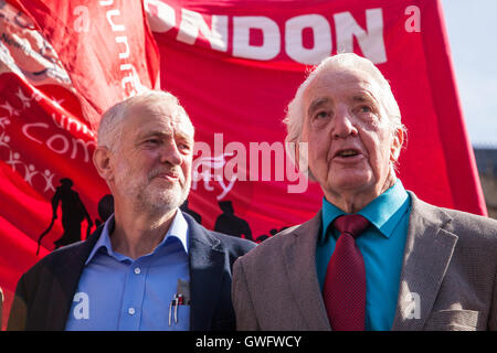 Londres, Royaume-Uni. 13 Septembre, 2016. La chef du Parti du travail et Jeremy Corbyn Dennis Skinner MP de montrer leur soutien à la campagne d'Orgreave la vérité et la justice devant les Maisons du Parlement. Des représentants de la campagne va rencontrer le secrétaire d'accueil aujourd'hui. Rudd Ambre Credit : Mark Kerrison/Alamy Live News Banque D'Images