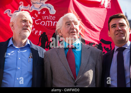 Londres, Royaume-Uni. 13 Septembre, 2016. La chef du Parti du travail, Jeremy Corbyn Dennis Skinner et Shadow Home Secretary Andy Burnham de montrer leur soutien à la campagne d'Orgreave la vérité et la justice devant les Maisons du Parlement. Des représentants de la campagne va rencontrer le secrétaire d'accueil aujourd'hui. Rudd Ambre Credit : Mark Kerrison/Alamy Live News Banque D'Images