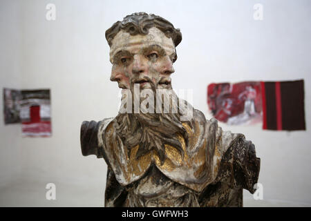 Cologne, Allemagne. 13 Sep, 2016. Une statue de la sainte trinité musée Kolumba à Cologne, Allemagne, 13 septembre 2016. Le musée d'art de l'Archidiocèse de Cologne a présenté sa nouvelle exposition annuelle "ueber das Individuum' (lit. sur l'individu). PHOTO : OLIVER BERG/DPA/Alamy Live News Banque D'Images