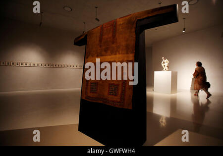 Cologne, Allemagne. 13 Sep, 2016. Un Égyptien tunique exposée au musée Kolumba à Cologne, Allemagne, 13 septembre 2016. Le musée d'art de l'Archidiocèse de Cologne a présenté sa nouvelle exposition annuelle "ueber das Individuum' (lit. sur l'individu). PHOTO : OLIVER BERG/DPA/Alamy Live News Banque D'Images