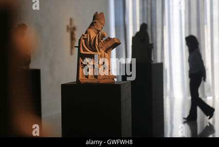 Cologne, Allemagne. 13 Sep, 2016. Une femme marche entre l'archivolte les chiffres de l'Petersportal La cathédrale de Cologne, au musée Kolumba à Cologne, Allemagne, 13 septembre 2016. Le musée d'art de l'Archidiocèse de Cologne a présenté sa nouvelle exposition annuelle "ueber das Individuum' (lit. sur l'individu). PHOTO : OLIVER BERG/DPA/Alamy Live News Banque D'Images