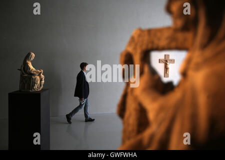 Cologne, Allemagne. 13 Sep, 2016. Une femme marche entre l'archivolte les chiffres de l'Petersportal La cathédrale de Cologne, au musée Kolumba à Cologne, Allemagne, 13 septembre 2016. Le musée d'art de l'Archidiocèse de Cologne a présenté sa nouvelle exposition annuelle "ueber das Individuum' (lit. sur l'individu). PHOTO : OLIVER BERG/DPA/Alamy Live News Banque D'Images