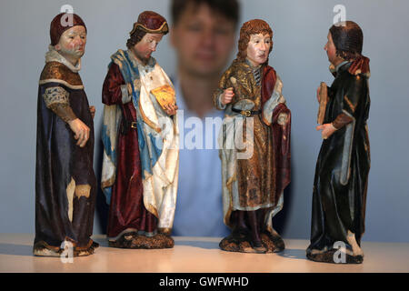 Cologne, Allemagne. 13 Sep, 2016. Un homme à la recherche de Vier à Gekroenten vom Epitaph' par Konrad Kuyn au musée Kolumba à Cologne, Allemagne, 13 septembre 2016. Le musée d'art de l'Archidiocèse de Cologne a présenté sa nouvelle exposition annuelle "ueber das Individuum' (lit. sur l'individu). PHOTO : OLIVER BERG/DPA/Alamy Live News Banque D'Images