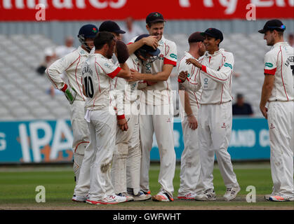 Old Trafford, Manchester, Royaume-Uni. 13 Sep, 2016. Une division du championnat Specsavers County Cricket. Lancashire et Middlesex. Les joueurs de Lancashire célèbrent la chute de la 9ème guichet Middlesex après Lancashire fielder Rob Jones (ballon en main) a pris du Middlesex acrobatically Tim Murtagh. Credit : Action Plus Sport/Alamy Live News Banque D'Images