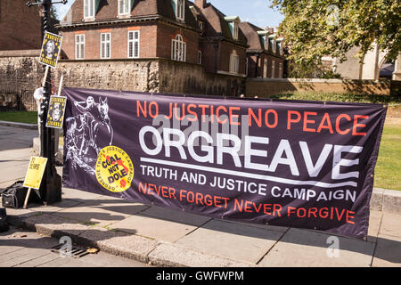 Londres, Royaume-Uni. 13 Septembre, 2016. Une campagne d'Orgreave la vérité et la justice en face de bannière les chambres du Parlement. Des représentants de la campagne va rencontrer le secrétaire d'accueil aujourd'hui. Rudd Ambre Credit : Mark Kerrison/Alamy Live News Banque D'Images