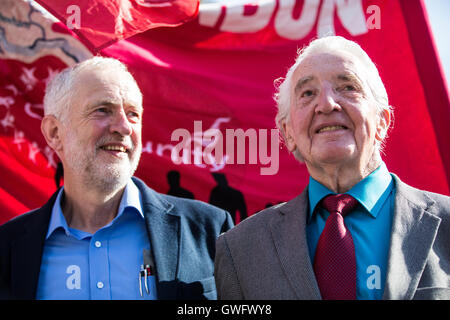 Londres, Royaume-Uni. La chef du Parti du travail et Jeremy Corbyn Dennis Skinner MP en dehors du Parlement à l'appui de la campagne d'Orgreave la vérité et la justice. Des représentants de la campagne va rencontrer le secrétaire d'accueil aujourd'hui. Rudd Ambre Credit : Mark Kerrison/Alamy Live News Banque D'Images