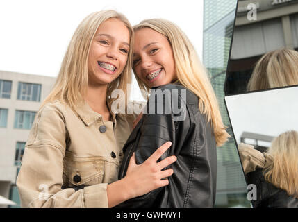 Stuttgart, Allemagne. 12 Sep, 2016. Les jumeaux Local Lisa et Lena posent à Stuttgart, Allemagne, 12 septembre 2016. Les deux femmes ont plus d'un million d'abonnés sur Instagram et sont parmi les stars de la scène. Photo : Bernd Weissbrod/dpa/Alamy Live News Banque D'Images