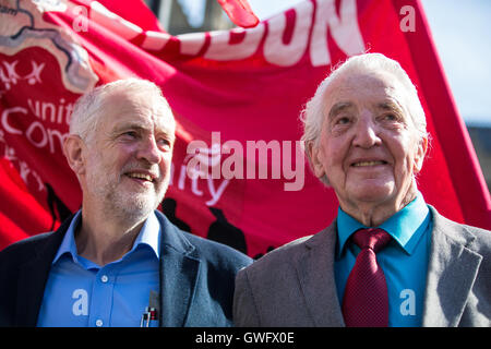 Londres, Royaume-Uni. La chef du Parti du travail et Jeremy Corbyn Dennis Skinner MP en dehors du Parlement à l'appui de la campagne d'Orgreave la vérité et la justice. Des représentants de la campagne va rencontrer le secrétaire d'accueil aujourd'hui. Rudd Ambre Credit : Mark Kerrison/Alamy Live News Banque D'Images