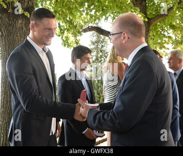 Prague, République tchèque. 13 Sep, 2016. Le premier ministre tchèque Bohuslav Sobotka (droite) grâce les médaillés de la Rio de Janeiro judoka Tchèque Lukas Krpalek (à gauche) et la kayakiste Jiri Prskavec (centre) et a dit qu'il considérait les Jeux un succès du point de vue tchèque à Prague, République tchèque, le 13 septembre 2016. Avec dix médailles, la République tchèque a terminé 43e dans le classement olympique. © Katerina Sulova/CTK Photo/Alamy Live News Banque D'Images