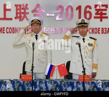 Shanghai, la province chinoise du Guangdong. 13 Sep, 2016. Wang Hai (R), Chinese chef Directeur de l'exercice et le commandant adjoint de la Marine chinoise, et son homologue russe Alexandre Fedotenkov déclarer le début d'un exercice naval de Zhanjiang, Province du Guangdong en Chine du sud, le 13 septembre 2016. La Chine et la Russie ont commencé 'Joint' 2016 Mer forer au large de la province de Guangdong dans le sud de la mer de Chine mardi. Credit : Zha Chunming/Xinhua/Alamy Live News Banque D'Images