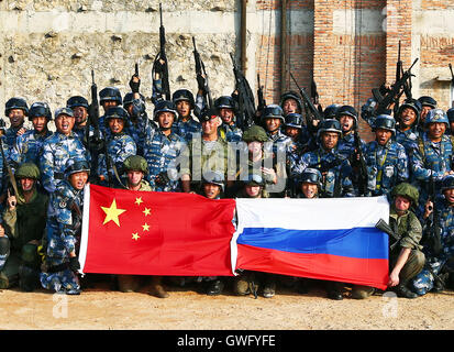 Shanghai, la province chinoise du Guangdong. 13 Sep, 2016. Les marines russe et chinois posent pour des photos au cours d'un exercice naval de Zhanjiang, Province du Guangdong en Chine du sud, le 13 septembre 2016. La Chine et la Russie ont commencé 'Joint' 2016 Mer forer au large de la province de Guangdong dans le sud de la mer de Chine mardi. Credit : Zha Chunming/Xinhua/Alamy Live News Banque D'Images