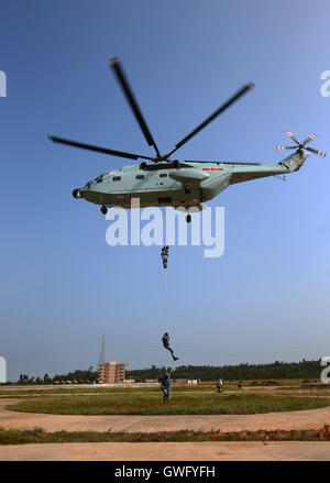 Shanghai, la province chinoise du Guangdong. 13 Sep, 2016. Marines prendre part à un exercice naval conjoint de Zhanjiang, Province du Guangdong en Chine du sud, le 13 septembre 2016. La Chine et la Russie ont commencé 'Joint' 2016 Mer forer au large de la province de Guangdong dans le sud de la mer de Chine mardi. Credit : Zha Chunming/Xinhua/Alamy Live News Banque D'Images