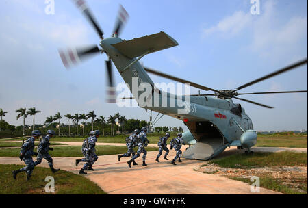 Shanghai, la province chinoise du Guangdong. 13 Sep, 2016. Marines prendre part à un exercice naval conjoint de Zhanjiang, Province du Guangdong en Chine du sud, le 13 septembre 2016. La Chine et la Russie ont commencé 'Joint' 2016 Mer forer au large de la province de Guangdong dans le sud de la mer de Chine mardi. Credit : Zha Chunming/Xinhua/Alamy Live News Banque D'Images