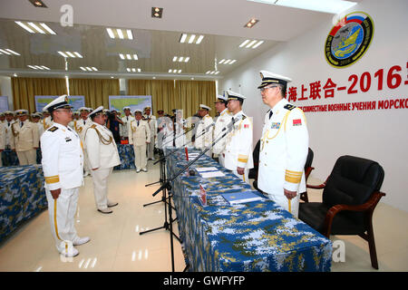 Shanghai, la province chinoise du Guangdong. 13 Sep, 2016. Wang Hai, directeur en chef chinois de l'exercice et le commandant adjoint de la Marine chinoise, et son homologue russe Alexandre Fedotenkov émettre des ordonnances dans le cadre d'un exercice naval commence à Shenzhen, province du Guangdong en Chine du sud, le 13 septembre 2016. La Chine et la Russie ont commencé 'Joint' 2016 Mer forer au large de la province de Guangdong dans le sud de la mer de Chine mardi. Credit : Zha Chunming/Xinhua/Alamy Live News Banque D'Images