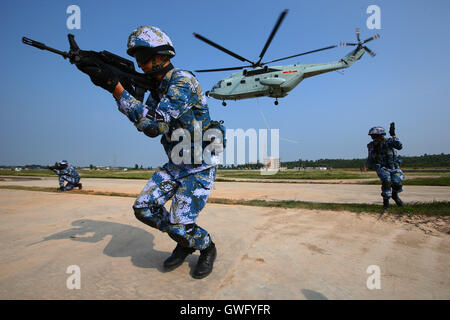 Shanghai, la province chinoise du Guangdong. 13 Sep, 2016. Marines prendre part à un exercice naval conjoint de Zhanjiang, Province du Guangdong en Chine du sud, le 13 septembre 2016. La Chine et la Russie ont commencé 'Joint' 2016 Mer forer au large de la province de Guangdong dans le sud de la mer de Chine mardi. Credit : Zha Chunming/Xinhua/Alamy Live News Banque D'Images