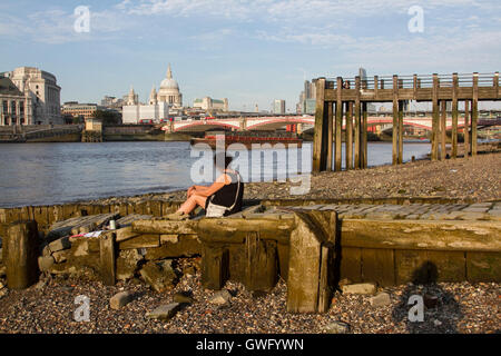 London UK. 13 Septembre 2016 Les gens profiter de l'après-midi soleil sur la Tamise à marée basse après une journée torride à Londres au cours d'une canicule Septembre Crédit : amer ghazzal/Alamy Live News Banque D'Images