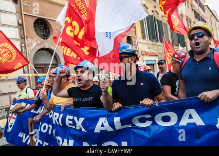 Rome, Italie. 13 Septembre, 2016. Ex-travailleurs Alcoa agitent des drapeaux et crier des slogans devant le ministère du Développement économique comme ils protestent contre la fermeture de l'usine à Rome, Italie le 13 septembre 2016. Deux des centaines d'anciens travailleurs d'Alcoa, le géant de l'aluminium nous producteur, ont organisé une manifestation à Rome pour demander la reprise de l'usine de Portovesme, situé sur l'île méditerranéenne italienne de la Sardaigne, à l'arrêt depuis quelques années après le départ de la multinationale américaine. Credit : Giuseppe Ciccia/Alamy Live News Banque D'Images