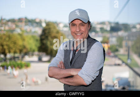 Stuttgart, Allemagne. 12 Sep, 2016.-dpa - Exclusif Singer Peter Schilling photographié à côté du Kunstmuseum Art Museum à Stuttgart, Allemagne, 12 septembre 2016. PHOTO : SILAS STEIN/DPA/Alamy Live News Banque D'Images