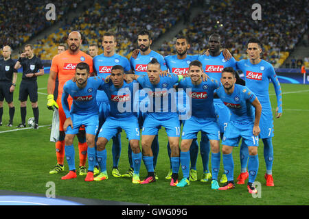 Kiev, Ukraine. 13 Septembre, 2016. FC italien Napoli line up avant le groupe B de la Ligue des Champions match de football contre le Dynamo Kiev au stade national Olympiyskiy à Kiev, Ukraine, le mardi, 13 septembre 2016. ( Photo/Andrey Lukatsky) Crédit : Andrey Lukatsky/Alamy Live News Banque D'Images