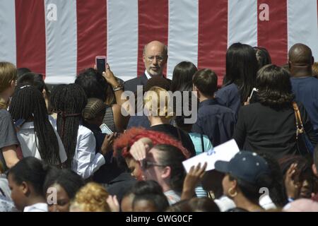 Philadelphie, Pennsylvanie, États-Unis. 13 Sep, 2016. Le gouverneur TOM WOLF répond aux électeurs alors qu'il arrive au 13 septembre 2016 événement avec le président Barack Obama comme ils à l'appui de la souche le candidat démocrate, Hillary Clinton, au pied du Musée d'arts Étapes de Philadelphie, Pennsylvanie. Credit : Bastiaan Slabbers/ZUMA/Alamy Fil Live News Banque D'Images