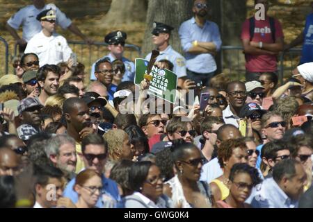 Philadelphie, Pennsylvanie, États-Unis. 13 Sep, 2016. Un protestataire dans la foule est titulaire d'une pancarte lors d'un événement avec le président Barack Obama comme il les souches à l'appui du candidat présidentiel démocrate Hillary Clinton, lors d'une 13 septembre 2016 rally au pied du Musée d'arts Étapes de Philadelphie, Pennsylvanie. Credit : Bastiaan Slabbers/ZUMA/Alamy Fil Live News Banque D'Images