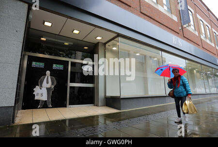 Swansea, Royaume-Uni. 13 septembre 2016 Une affiche de Sir Philip Green sur la porte de l'maintenant fermé boutique BHS dans Oxford Street, Swansea, Pays de Galles, Royaume-Uni. Re : ancien propriétaire de BHS, Sir Philip Green a payé une visite "surprise" à la ferme de BHS store à Swansea. Il a été repéré à l'entrée de la rue d'Oxford, qui a fermé ses portes pour la dernière fois le mois dernier. Dans sa main était un BHS panier avec de l'argent ne se répande au-dehors de celui-ci. Sir Philip avait administré de BHS avant de le vendre pour $1 l'année dernière. Credit : D Legakis/Alamy Live News Banque D'Images