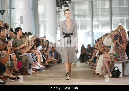 New York, USA. 13 Sep, 2016. Au cours de la marche des modèles Monique Lhuillier montrer lors de la Fashion Week de New York à New York City, USA. Crédit : Michael ip/Alamy Live News Banque D'Images