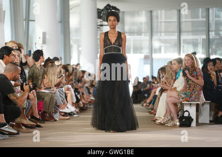 New York, USA. 13 Sep, 2016. Au cours de la marche des modèles Monique Lhuillier montrer lors de la Fashion Week de New York à New York City, USA. Crédit : Michael ip/Alamy Live News Banque D'Images