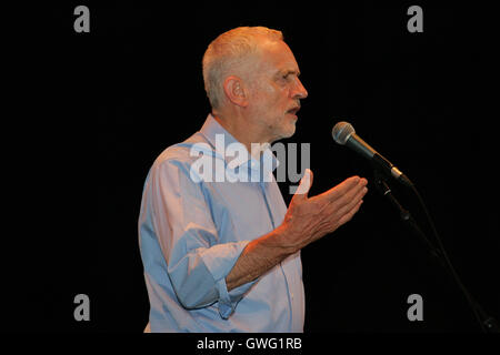 Brighton, UK. 13 Septembre, 2016. Jeremy Corbyn parlant devant une salle bondée de la Coupole Concert Hall à Brighton. Un événement spécial organisé par le Service Public et Commercial Union (PCS) Credit : Rupert Rivett/Alamy Live News Jeremy Corbyn Bernard (/ˈKɔːrbɪn/ ; né le 26 mai 1949) est un homme politique britannique qui a été élu chef du parti en 2015, devenant ainsi Chef de l'opposition. Il a été membre du Parlement (MP) pour Islington au Nord depuis 1983. Né à Chippenham, Wiltshire, Corbyn est allé(e) à Adams' Grammar School et plus tard au nord London Polytechnic, laissant sans diplôme. Banque D'Images