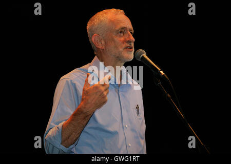 Brighton, UK. 13 Septembre, 2016. Jeremy Corbyn parlant devant une salle bondée de la Coupole Concert Hall à Brighton. Un événement spécial organisé par le Service Public et Commercial Union (PCS) Credit : Rupert Rivett/Alamy Live News Jeremy Corbyn Bernard (/ˈKɔːrbɪn/ ; né le 26 mai 1949) est un homme politique britannique qui a été élu chef du parti en 2015, devenant ainsi Chef de l'opposition. Il a été membre du Parlement (MP) pour Islington au Nord depuis 1983. Né à Chippenham, Wiltshire, Corbyn est allé(e) à Adams' Grammar School et plus tard au nord London Polytechnic, laissant sans diplôme. Banque D'Images