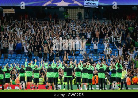 Manchester, UK. 13 Sep, 2016. Monchengladbach fans Football/soccer : Borussia Mönchengladbach fans accueillir l'équipe après le match a été reporté au cours de la phase de groupes de la Ligue des Champions match entre Manchester City et le Borussia Mönchengladbach à Etihad Stadium de Manchester, Angleterre . Credit : AFLO/Alamy Live News Banque D'Images