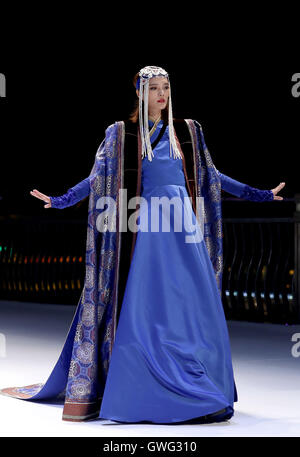 Chongqing, Chine. 13 Sep, 2016. Un modèle présente une création lors de la cérémonie d'ouverture de la Fashion Week à Chongqing Chongqing, au sud-ouest de la Chine, le 13 septembre 2016. Les six jours de la semaine de la mode a débuté mardi. © Chen Jianli/Xinhua/Alamy Live News Banque D'Images