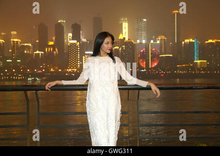 Chongqing, Chine. 13 Sep, 2016. Un modèle pose pour photos avant la cérémonie d'ouverture de la Fashion Week à Chongqing Chongqing, au sud-ouest de la Chine, le 13 septembre 2016. Les six jours de la semaine de la mode a débuté mardi. © Chen Jianli/Xinhua/Alamy Live News Banque D'Images