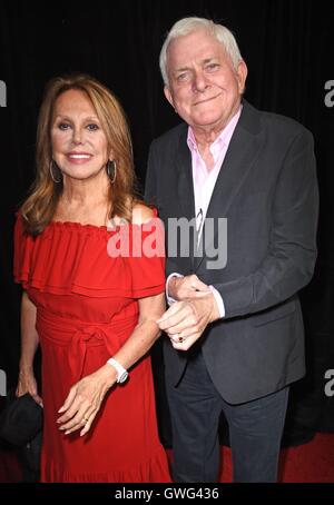 New York, NY, USA. 13 Sep, 2016. Marlo Thomas, Phil Donahue aux arrivées pour SNOWDEN Premiere, AMC Loews Lincoln Square, New York, NY Le 13 septembre 2016. Credit : Derek Storm/Everett Collection/Alamy Live News Banque D'Images