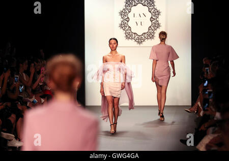 New York, USA. 13 Sep, 2016. Présenter des modèles de créations de LANYU collection printemps/été 2017 lors de la Fashion Week de New York à New York, États-Unis, 13 septembre 2016. Credit : Wang Ying/Xinhua/Alamy Live News Banque D'Images