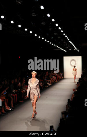 New York, USA. 13 Sep, 2016. Présenter des modèles de créations de LANYU collection printemps/été 2017 lors de la Fashion Week de New York à New York, États-Unis, 13 septembre 2016. Credit : Wang Ying/Xinhua/Alamy Live News Banque D'Images