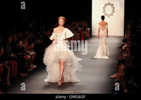 New York, USA. 13 Sep, 2016. Présenter des modèles de créations de LANYU collection printemps/été 2017 lors de la Fashion Week de New York à New York, États-Unis, 13 septembre 2016. Credit : Wang Ying/Xinhua/Alamy Live News Banque D'Images