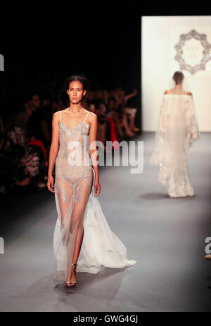 New York, USA. 13 Sep, 2016. Présenter des modèles de créations de LANYU collection printemps/été 2017 lors de la Fashion Week de New York à New York, États-Unis, 13 septembre 2016. Credit : Wang Ying/Xinhua/Alamy Live News Banque D'Images