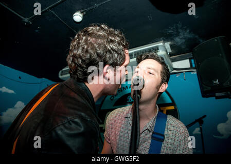 London UK. 13 septembre 2016. Brand new pop punk London's band Sisteray lancer le nouveau single 'Qui R Ya ?" au Danemark, Alleycat Street, Soho. Credit : Alberto Pezzali/Alamy Live News Banque D'Images